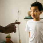 Niño recibiendo instrucciones